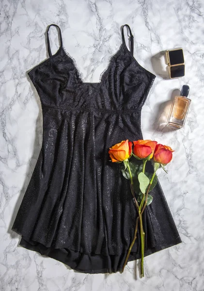 Сексуальное Черное Модное Женское Белье Платье Цветы Духи Белом Фоне — стоковое фото