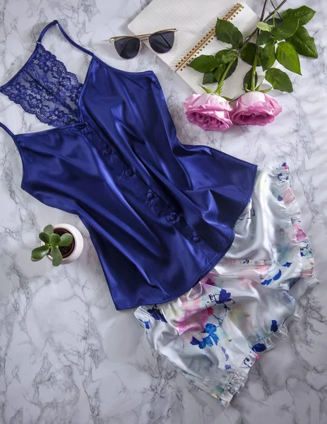 Sexy Élégante Lingerie Féminine Tendance Pyjama Soie Plantes Sur Fond — Photo