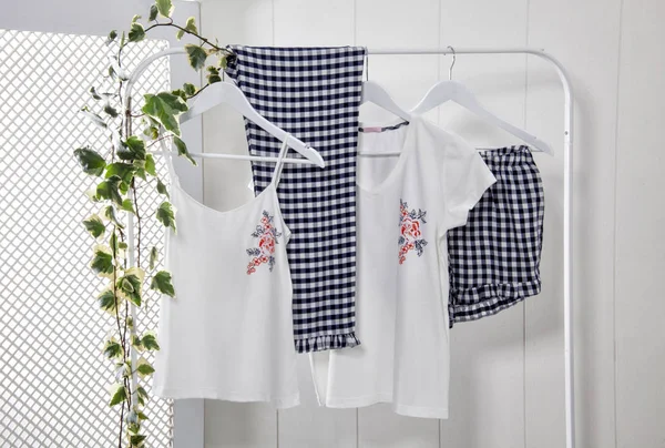 Mooie Set Katoenen Pyjama Hangers Elegante Trendy Vrouwelijke Lingerie — Stockfoto