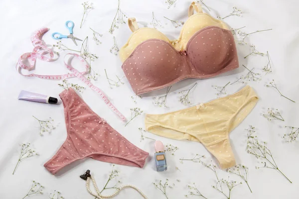 Sexy Elegante Feminine Trendige Dessous Blumen Und Nähaccessoires Auf Weißem — Stockfoto