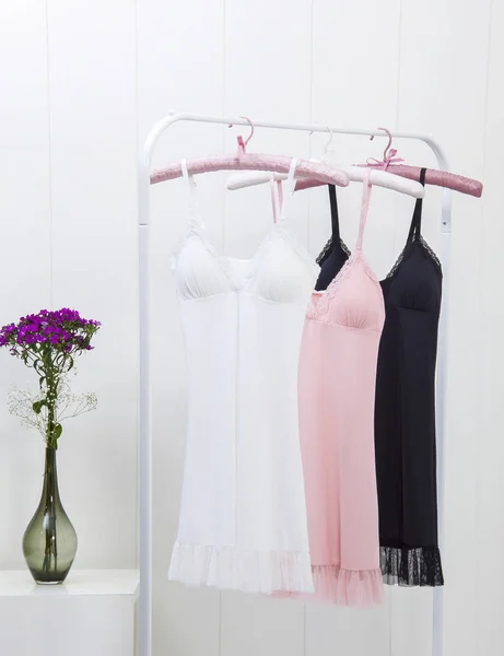Vacker Uppsättning Ömma Nattklänningar Hängare Och Blommor Vas Eleganta Trendiga — Stockfoto