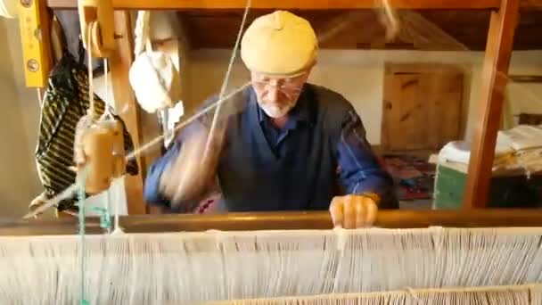 Ankara Beypazari Turkey October 2019 Skilled Old Craftsman Weaving Carpet — Stock Video