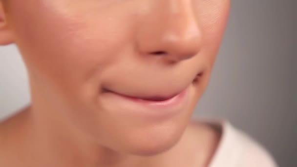 Junge Frau Trägt Rosa Lippenstift Auf Nahaufnahme — Stockvideo