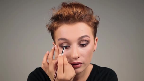 Bella Giovane Donna Con Taglio Capelli Elegante Applicando Eyeliner Con — Video Stock