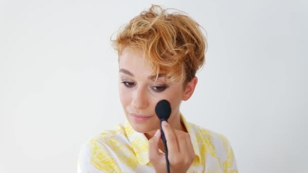 Pretty Young Woman Short Blonde Hair Applying Blush Skin Brush — 비디오