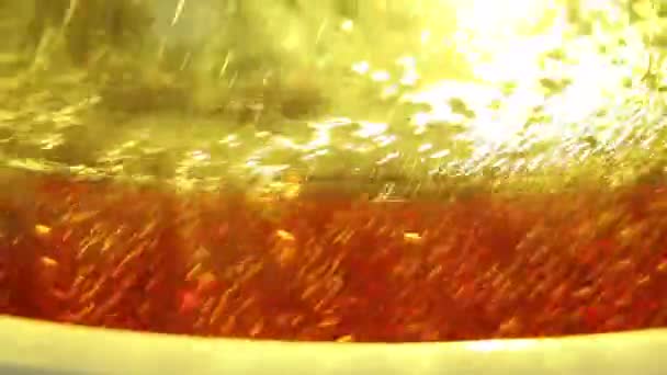 Närbild Kokande Kemisk Blandning Med Bubblor Laboratorieglas — Stockvideo