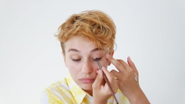 Mujer Joven Con Estilo Aplicando Sombra Ojos Con Cepillo Maquillaje — Vídeo de stock