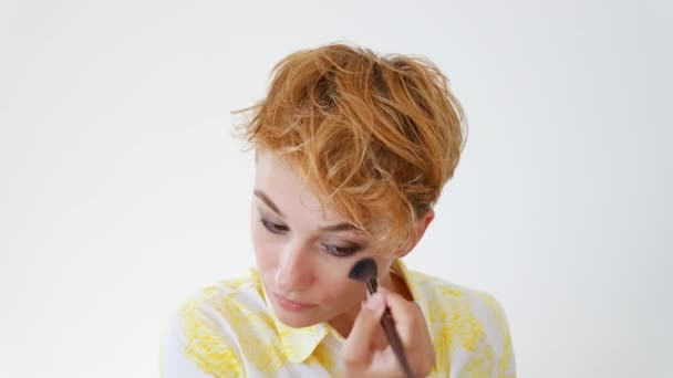 Young Short Haired Woman Applying Blush Face Brush — Stock Video