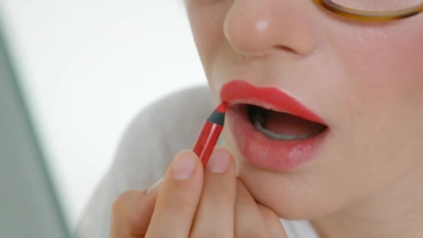 Closeup Young Woman Eyeglasses Applying Pencil Lipstick Lips — 비디오