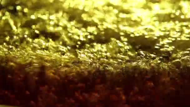 Laboratuvar Camlarında Köpüklerle Kaynayan Kimyasalların Yakın Plan Görüntüsü — Stok video