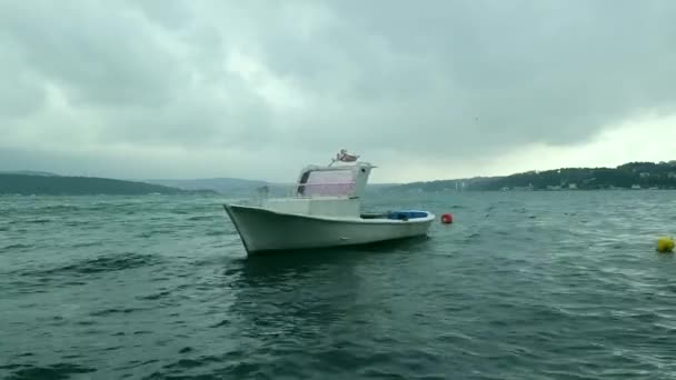 Kleines Boot Schwimmt Auf Dem Wasser Bei Trübem Wetter Bosporus — Stockvideo