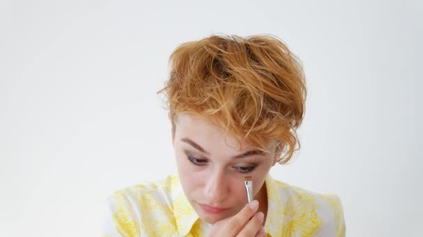 Femme Élégante Chemisier Jaune Utilisant Une Brosse Pour Fard Paupières — Video