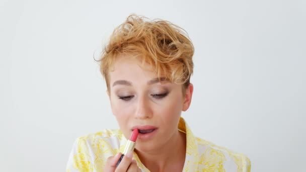 Mooie Vrouwelijke Lippenstift — Stockvideo