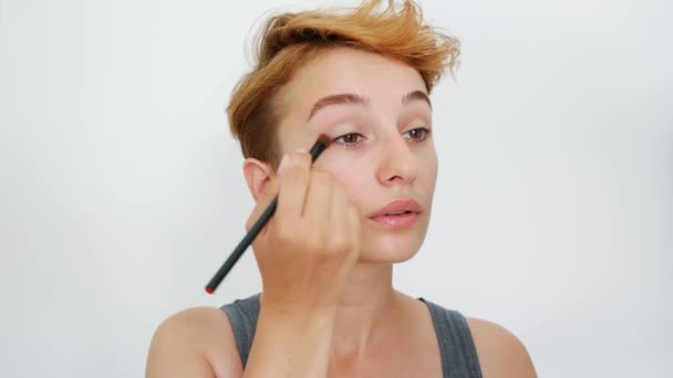 Hermoso Maquillaje Mujer Ojo Maquillaje Feliz Sobre Fondo Blanco Hermosa — Vídeo de stock