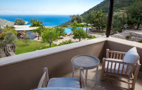Güzel balkon, sandalyeli ve masalı teras. Güzel deniz ve dağ manzarası. Otel odası ve tatil köyü manzarası. ,