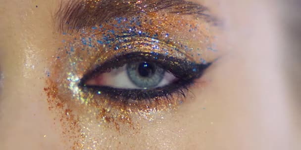 Kvinnlig Ögonmakeup Med Glitter — Stockvideo