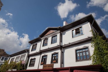 Geleneksel eski Osmanlı köyü evi. Beypazari / Ankara evleri. Mavi gökyüzü ve ağaçlar.