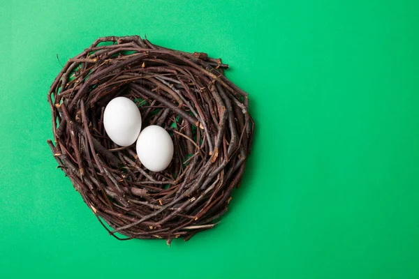 Nido Aves Con Huevos Aislados Sobre Fondo Caja Verde Vista —  Fotos de Stock