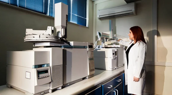 Factory Lab Woman Doing Research Factory Laboratory Test Machines Lab — Stock Photo, Image