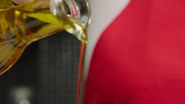 Zeytinyağı dökülüyor, yakından.