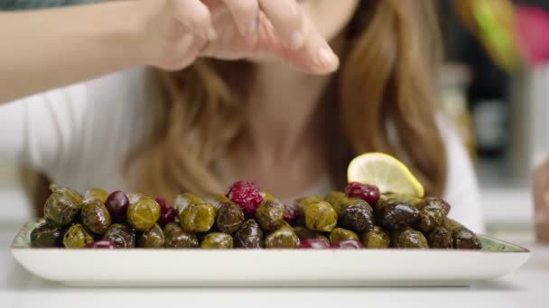 Mujer Preparando Hojas Vino Rellenas Con Limón — Vídeos de Stock