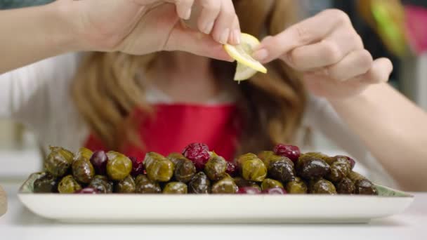 Mujer Preparando Hojas Vino Rellenas Con Limón — Vídeos de Stock