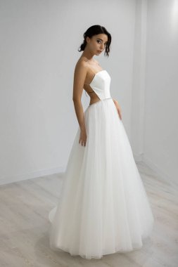 Şık bir gelinlik içinde şık detaylar, şık ve modern bir gelin portresi