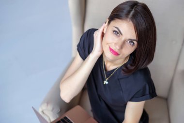 İçerideki güzel kız.