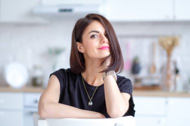 İçerideki güzel kız.