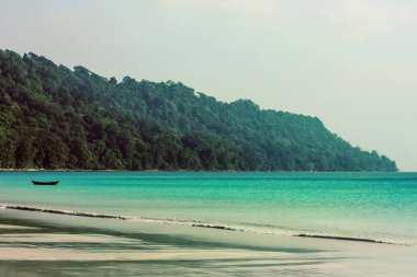 Havelock Adası Radhanagar plajda izole tekne, Andaman ve Nicobar Adaları