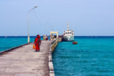 Havelock Adası, Andaman ve Nicobar Adaları - 2 Ocak 2010: Hintliler Havelock, Andaman ada iskelesi üzerinde karaya 