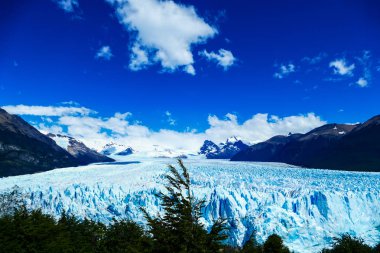 Perito Moreno Buzulu'nun ön ve yükseltilmiş görünümü