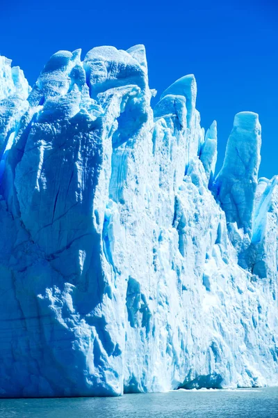 Barvitá Velká tyrkysová ledová zeď ze ledovce v Perito Moreno — Stock fotografie