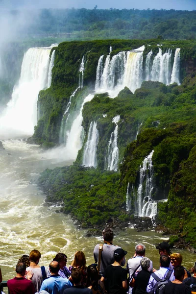 Emberek csoportja előtt Iguazu Falls — Stock Fotó