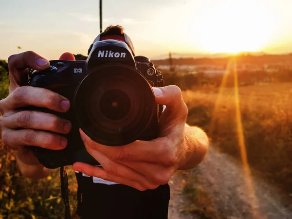 Barcelona Španělsko Července 2018 Muž Fotografii Krásné Krajiny Profesionální Kamerou — Stock fotografie