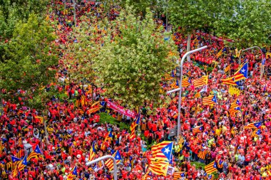 Barcelona, İspanya - 11 Eylül 2018: Yüzbinlerce Katalanlar İspanya'dan bağımsızlığını Katalonya Ulusal gün çağrı.