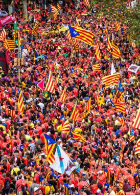Barcelona, İspanya - 11 Eylül 2018: Yüzbinlerce Katalanlar İspanya'dan bağımsızlığını Katalonya Ulusal gün çağrı.