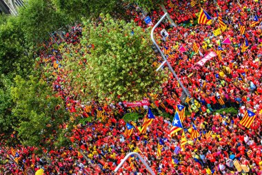Barcelona, İspanya - 11 Eylül 2018: Yüzbinlerce Katalanlar İspanya'dan bağımsızlığını Katalonya Ulusal gün çağrı.