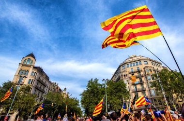 Barcelona, İspanya - 11 Eylül 2018: Yüzbinlerce Katalanlar İspanya'dan bağımsızlığını Katalonya Ulusal gün çağrı.