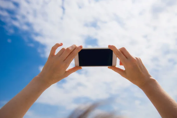 Kvinnliga händer håll mobiltelefon — Stockfoto