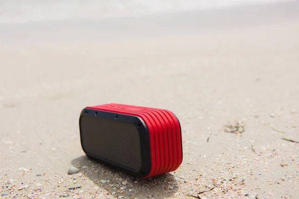 户外红色小型便携式扬声器 — 图库照片