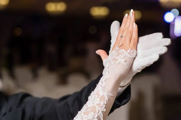 Mãos de dança valsa casal — Fotografia de Stock