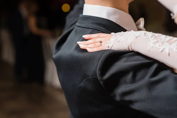 Kvinnan lade hand på mannen axel under dance — Stockfoto