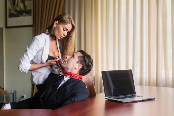 Woman strangle male at office — Stock Photo, Image