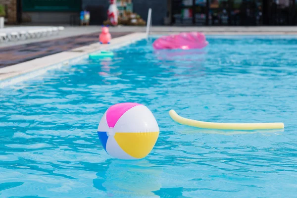 Ball Nudel Und Andere Aufblasbare Spielzeuge Auf Dem Wasser — Stockfoto