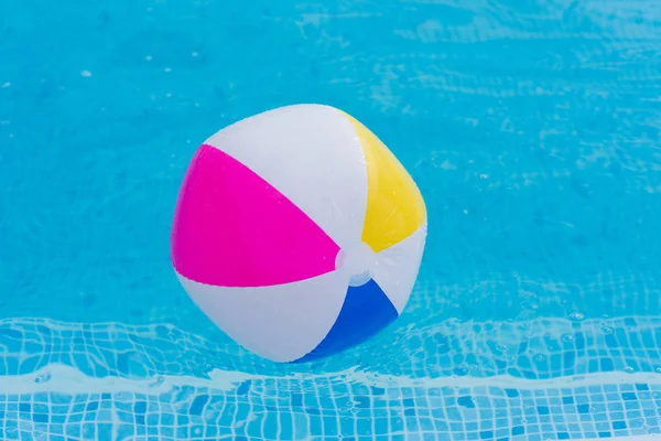 Uppblåsbar Stor Ballong Vid Poolen Färgglad Boll Vatten Nära Håll — Stockfoto