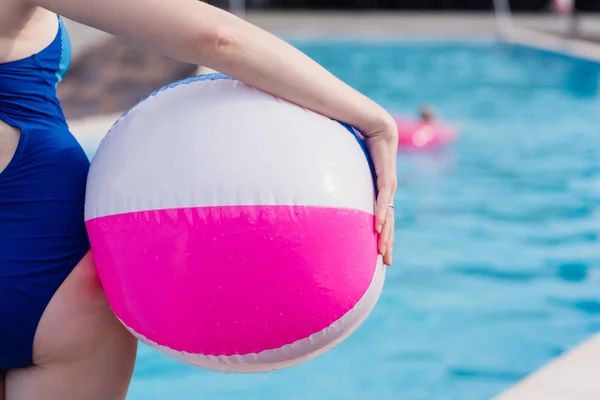 Fragment Van Vrouwelijke Greep Ballon Buurt Van Zwembad — Stockfoto
