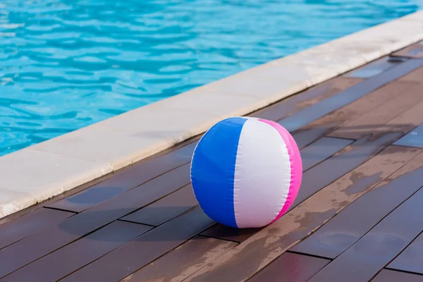 Globo Inflable Izquierda Cerca Del Agua Lado Caminando —  Fotos de Stock