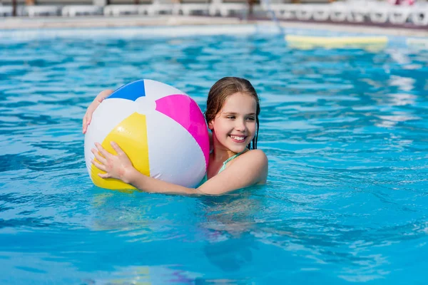 スイミング プールにボールを持つ幸せな女の子 — ストック写真