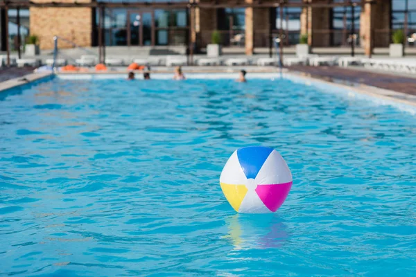 사람과 다채로운 수영장 — 스톡 사진